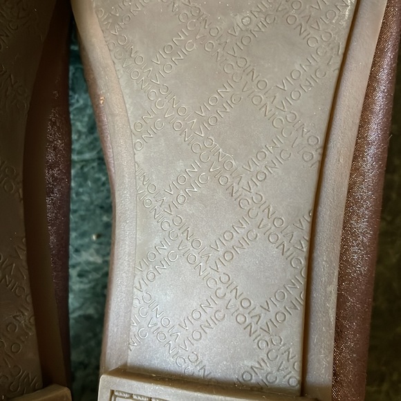 Vionic flats. No insoles. Shimmery lilac color. Pretty. Size 8.5 - Picture 6 of 8